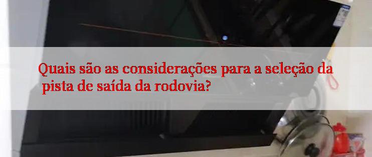 Quais são as considerações para a seleção da pista de saída da rodovia?